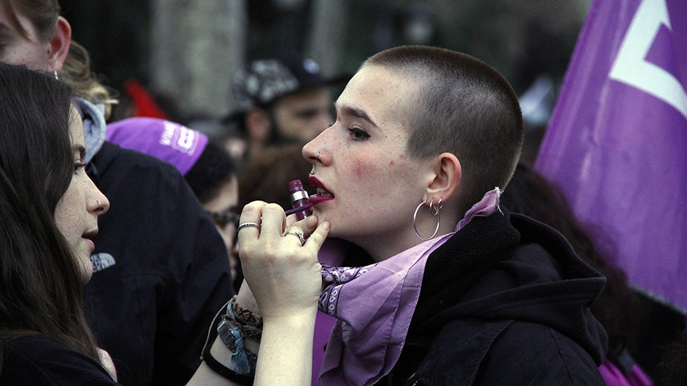 Una joven se pinta durante la manifestación del 8M. (Foto: E. Falcón / F. Toledo)