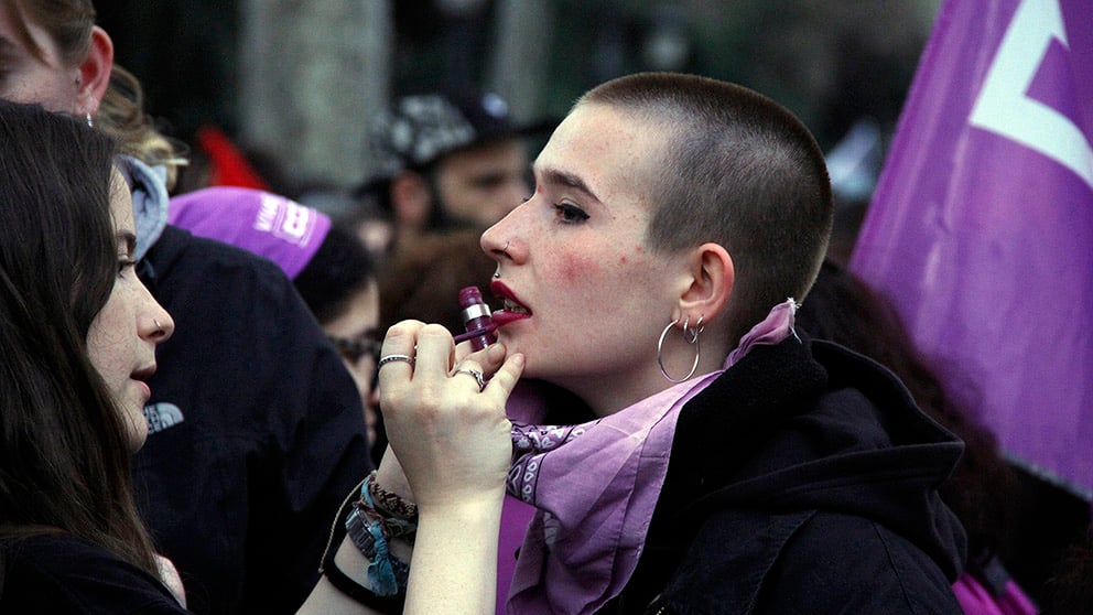 Una joven se pinta durante la manifestación del 8M. (Foto: E. Falcón / F. Toledo)