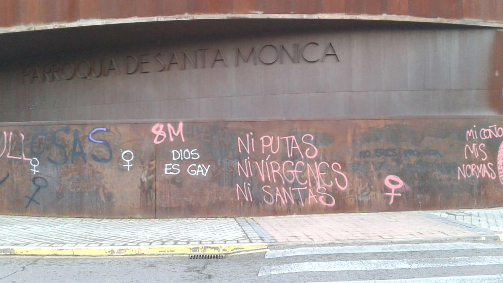 Pintadas en la Parroquia de Santa Mónica en Rivas Vaciamadrid con motivo de la huelga feminista del 8M