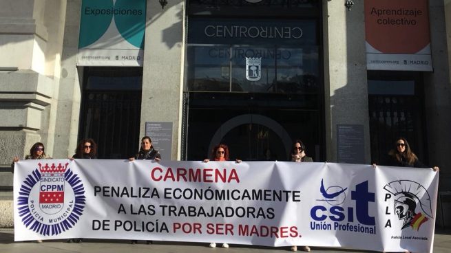 Protesta de mujeres policía ante la sede del Ayuntamiento.