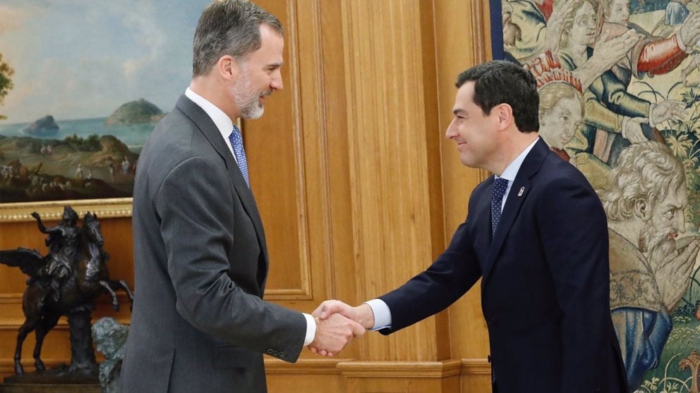 El Presidente de la Junta de Andalucía, Juanma Moreno, estrecha la mano del Rey de España Felipe VI. Foto: Europa Press