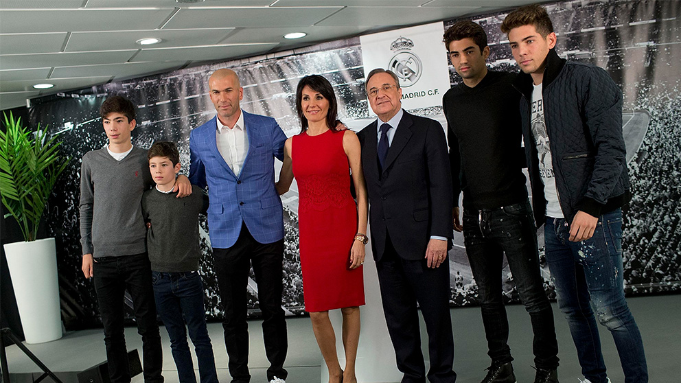 Zidane posa junto a su familia el día de su presentación.