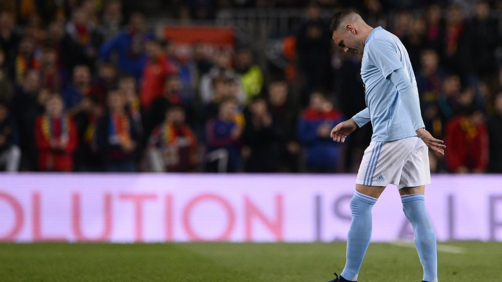 Iago Aspas cae lesionado en el Camp Nou (AFP)