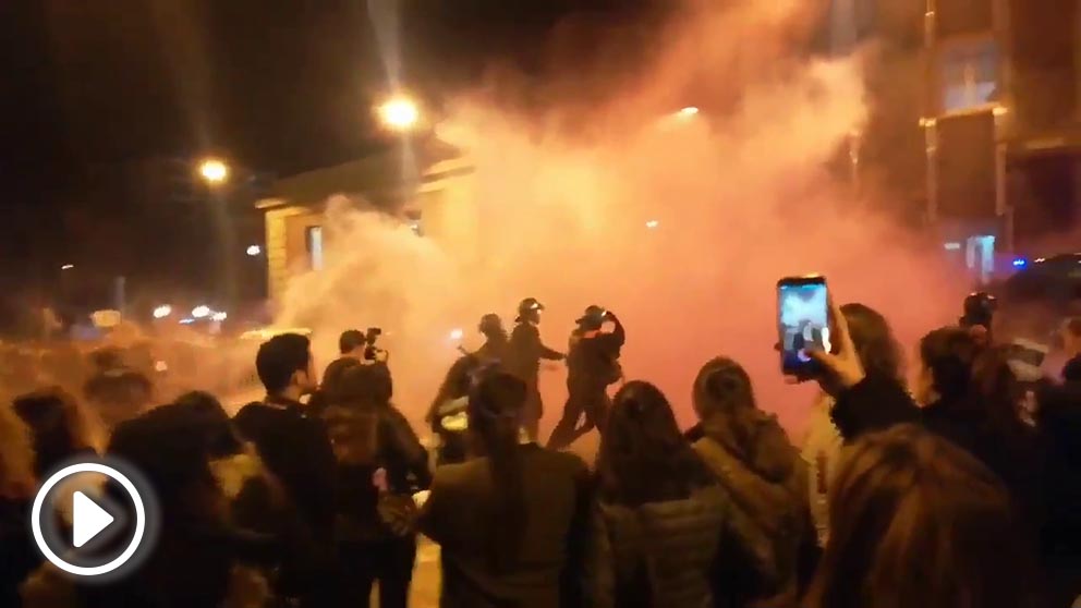 Los Mossos cargan contra los manifestantes del 8M en Manresa.