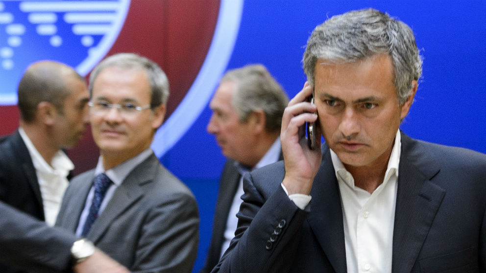 José Mourinho atiende a una llamada telefónica (AFP)