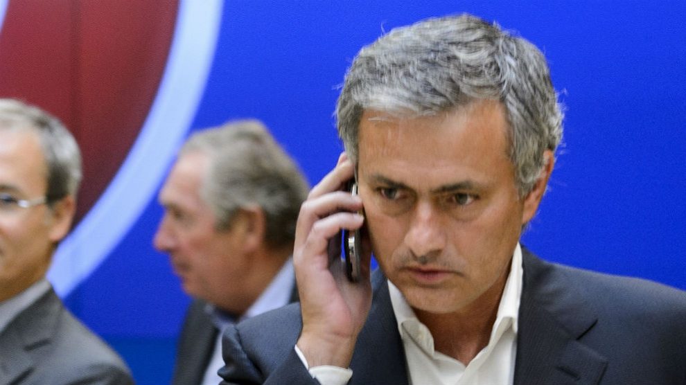 Mourinho habla por teléfono. (AFP)