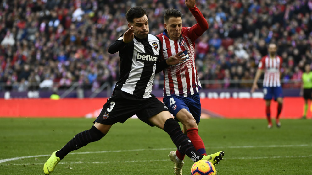 Toño García disputa un balón a Santiago Arias (AFP)