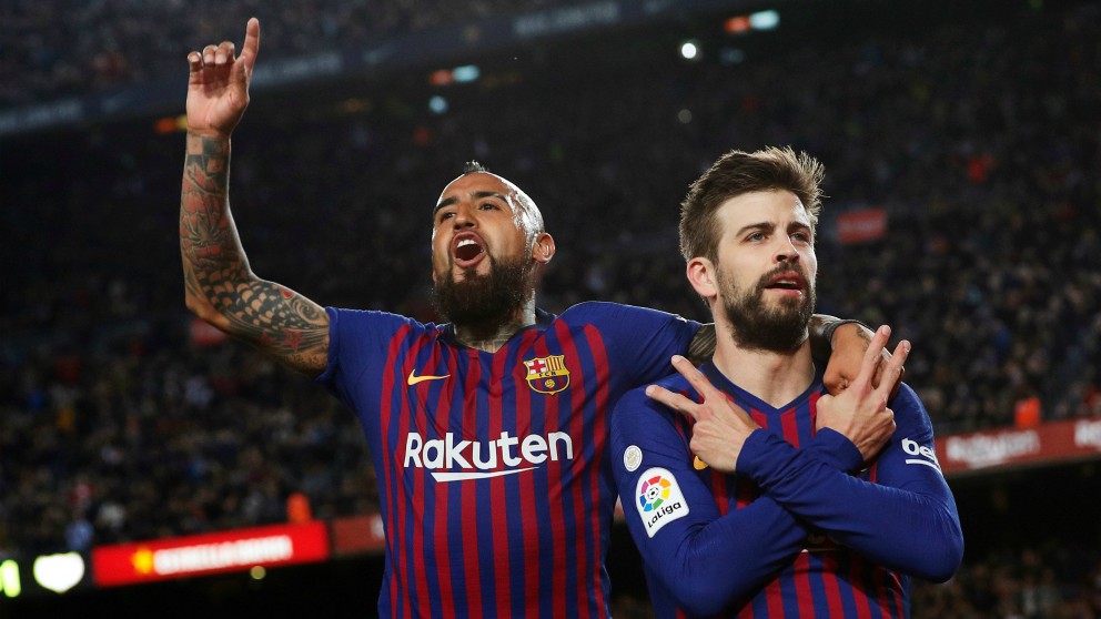 Vidal y Piqué celebra un gol del Barcelona. (EFE)