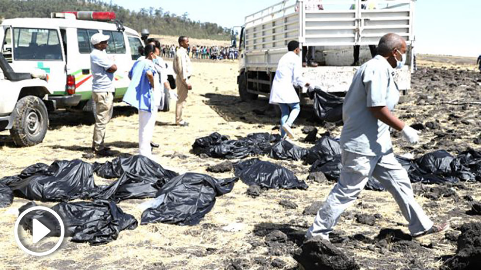 Los equipos de emergencias e el lugar del accidente (Foto: AFP).