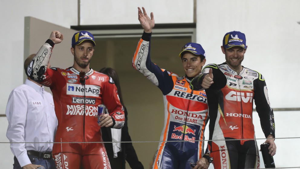 Dovizioso, Márquez y Crutchlow, en el podio del Gran Premio de Qatar de Moto GP. (AFP)