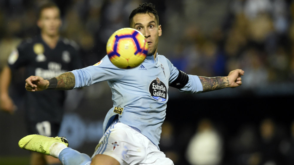 Hugo Mallo frente al Real Madrid (AFP)