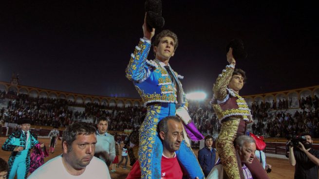 Roca Rey y Ginés Marín se imponen a una complicada corrida en Olivenza