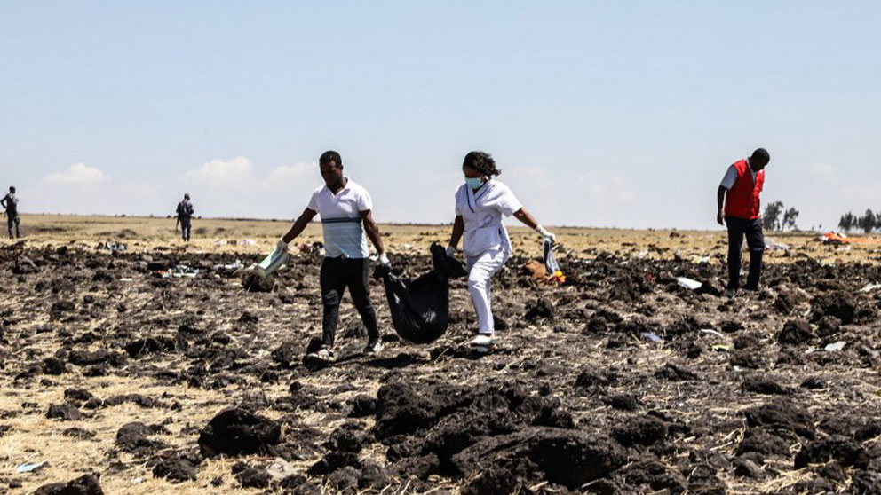 Operarios trabajan limpiando el lugar donde se ha estrellado el avión en Etiopía. Foto: AFP