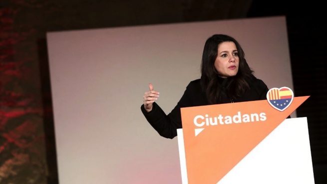 Arrimadas pide combatir el «sablazo» de Sánchez votando a un «escudo naranja»