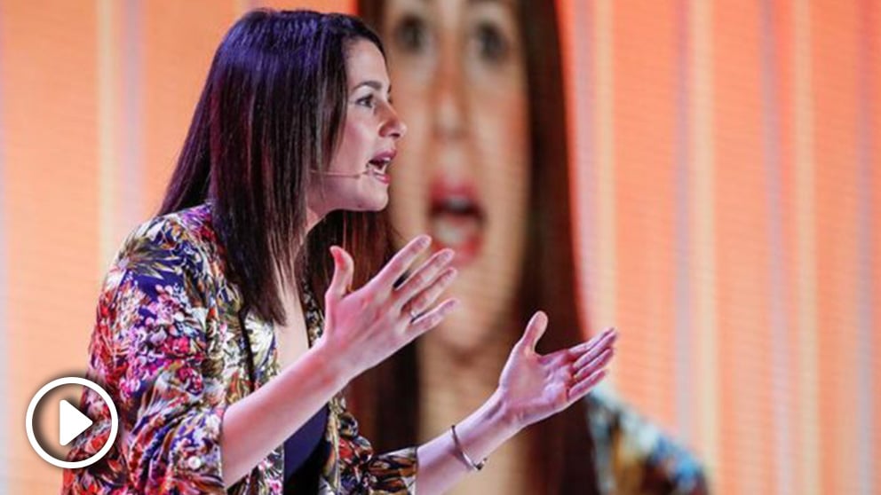 La líder de Ciudadanos en Cataluña, Inés Arrimadas, cabeza de lista por Barcelona al Congreso en las elecciones del 28 de abril, durante su intervención este domingo en el acto de presentación de la candidatura de Albert Rivera a la Presidencia del Gobierno. Foto: EFE