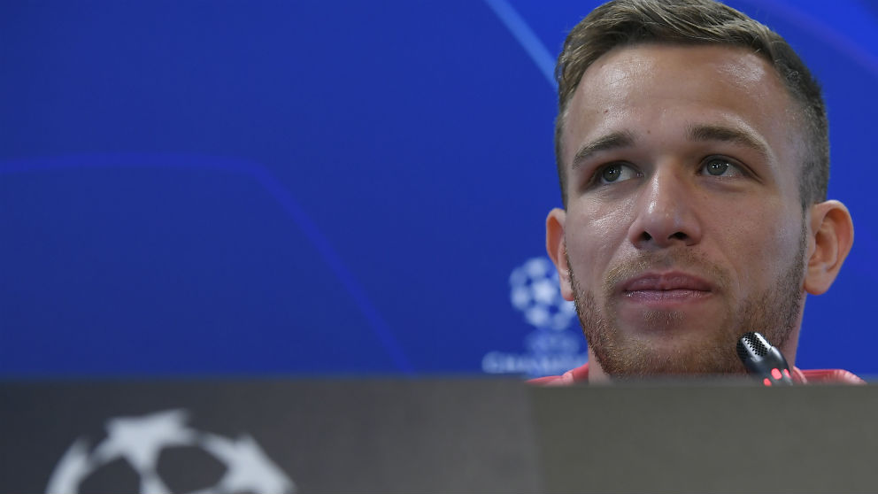 Arthur, en la rueda de prensa previa al partido de Champions League Barcelona – Olympique de Lyon. (AFP)