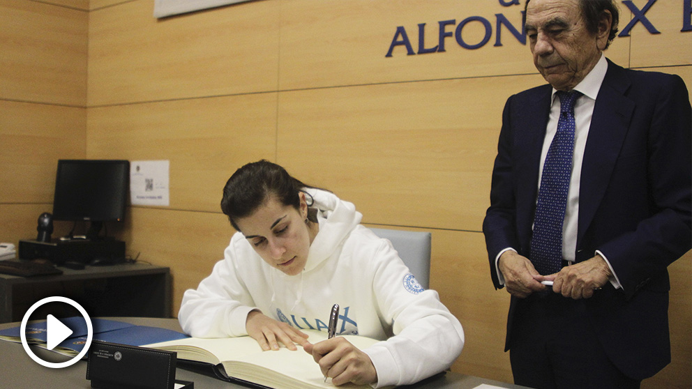 Carolina Marín sella su entrada a la Universidad Alfonso X el sabio.