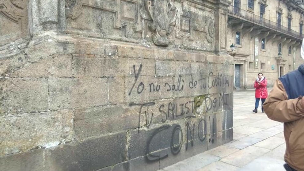 Hacen nuevas pintadas en la Catedral de Santiago contra los Borbones, la Iglesia y Vox