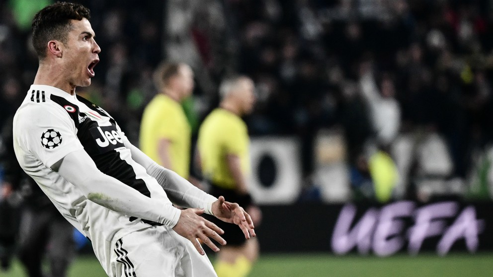 Cristiano emuló el gesto que hizo Simeone en el partido de ida. (AFP)