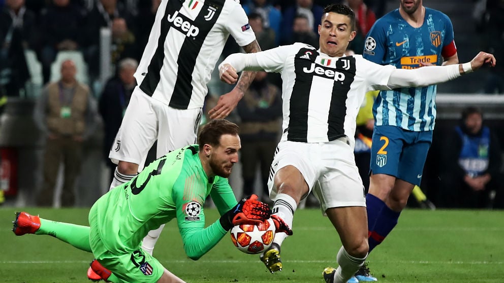 Cristiano Ronaldo, en la acción en la que le anularon el gol por falta. (AFP)
