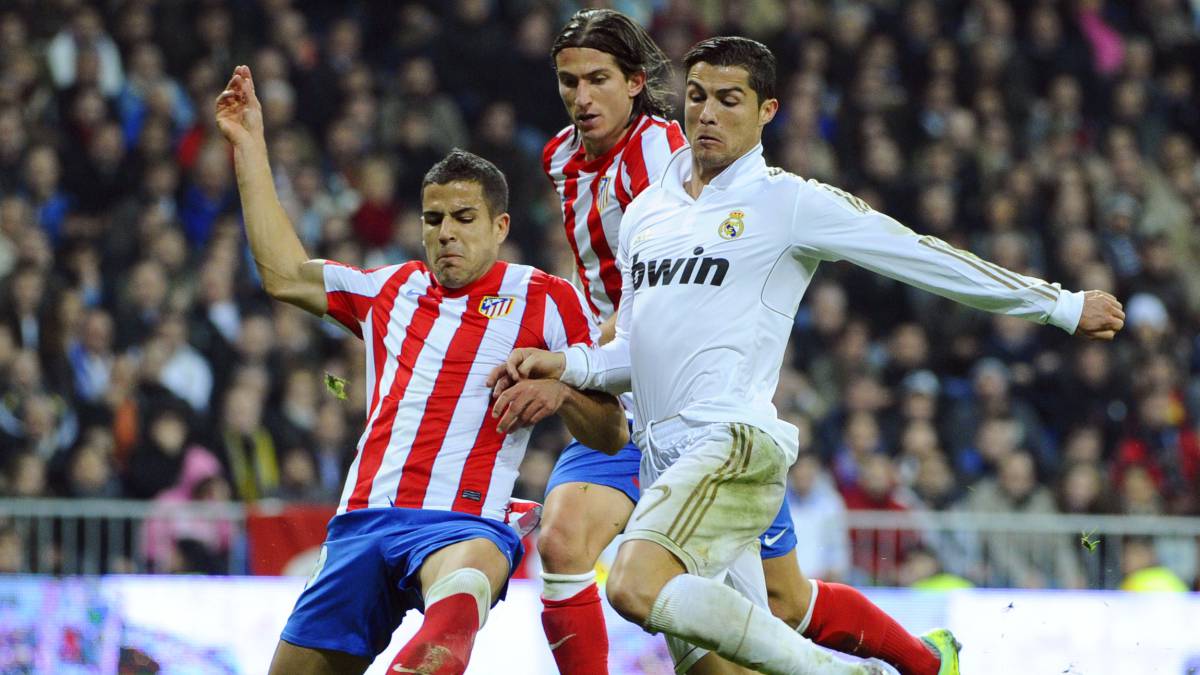 Álvaro Domínguez, en un duelo con Cristiano Ronaldo en un derbi madrileño.