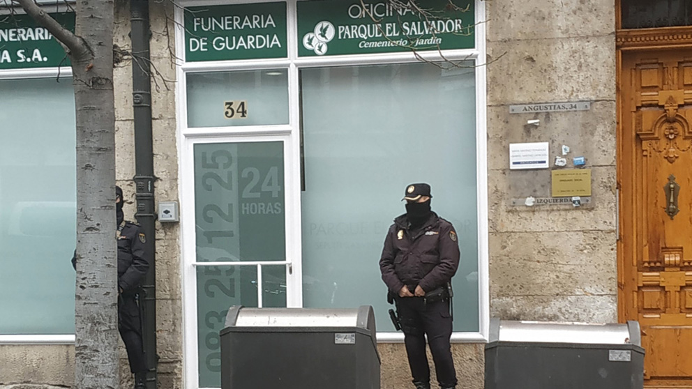 Un agente custodia la puerta de la Funeraria El Salvador, acusada de fraude. Foto: Europa Press
