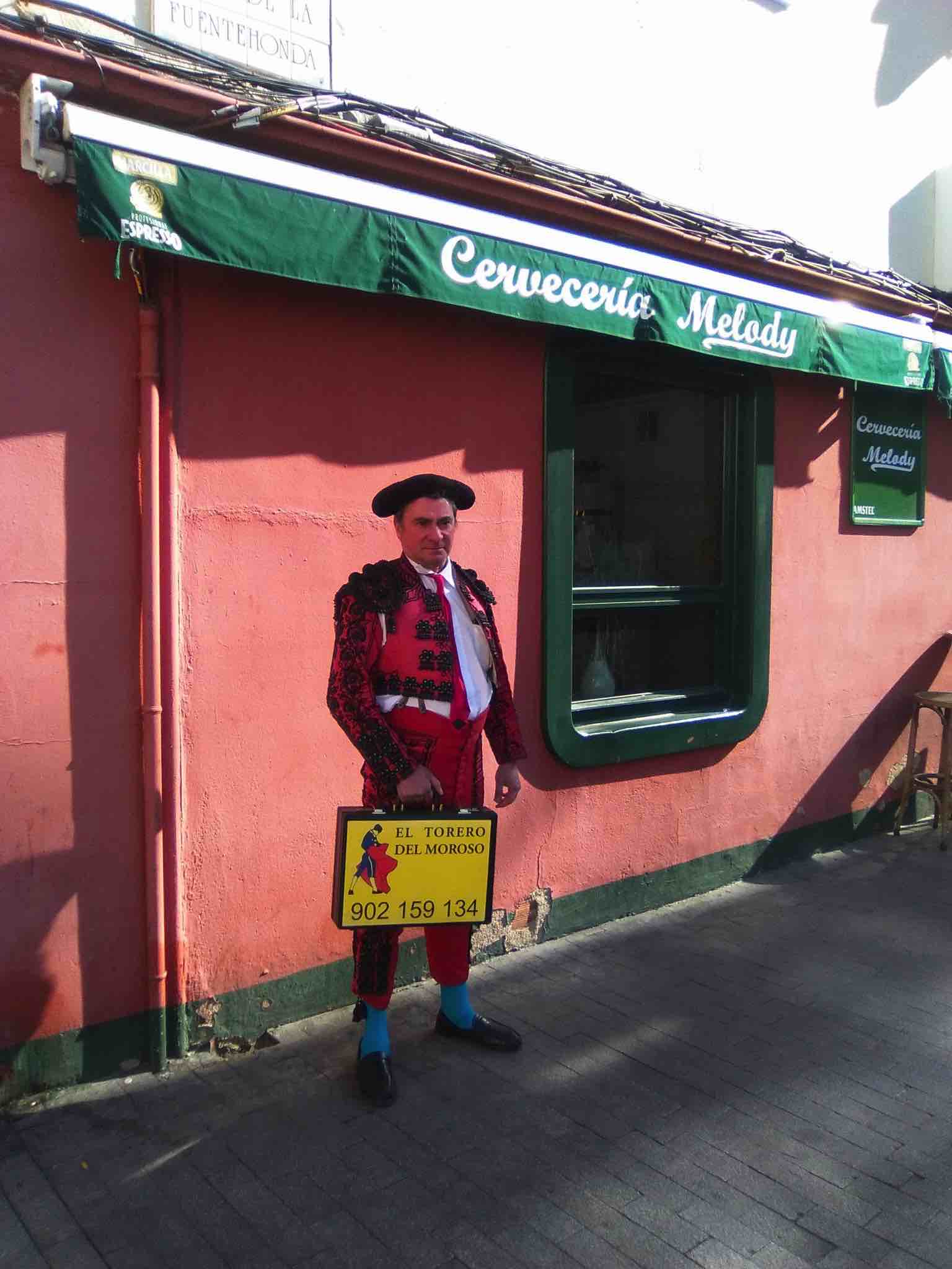 El torero de los morosos a las puertas de la cervecería. (Foto. OKDIARIO)