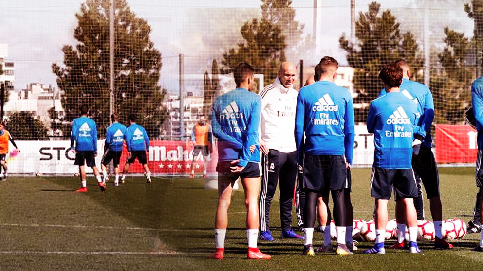 Zidane, junto a la plantilla del Real Madrid en su primer entrenamiento.