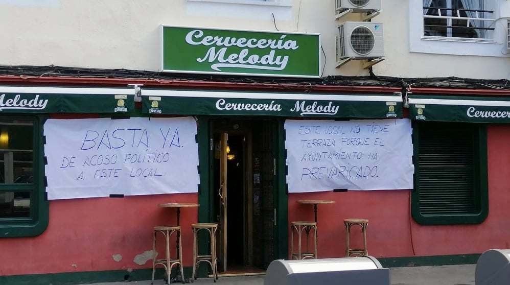 Local de la mujer del concejal de Cultura de Leganés con pancartas. (Foto. OKDIARIO)