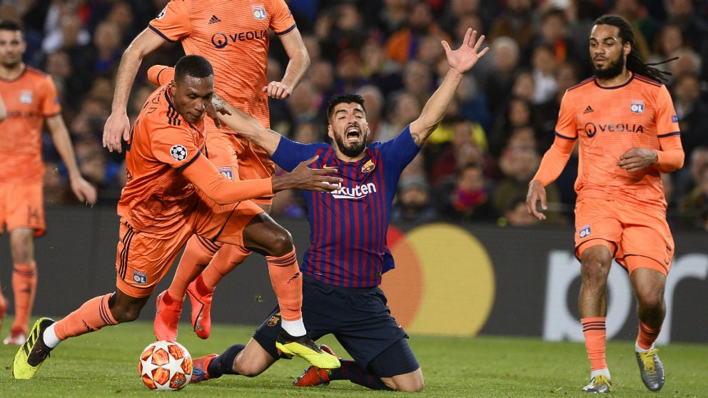 Luis Suárez pide falta ante el Lyon. (AFP)