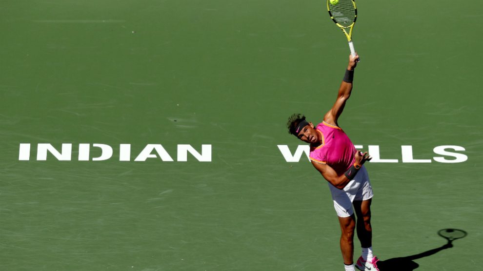Rafa Nadal realiza un saque en Indian Wells. (Getty)