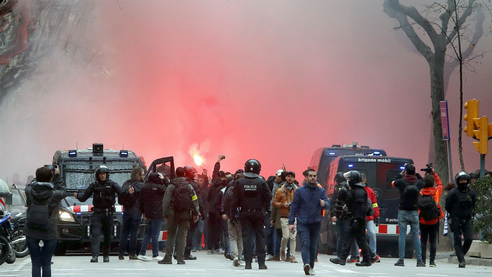 Ultras del Lyon en Barcelona. (EFE)