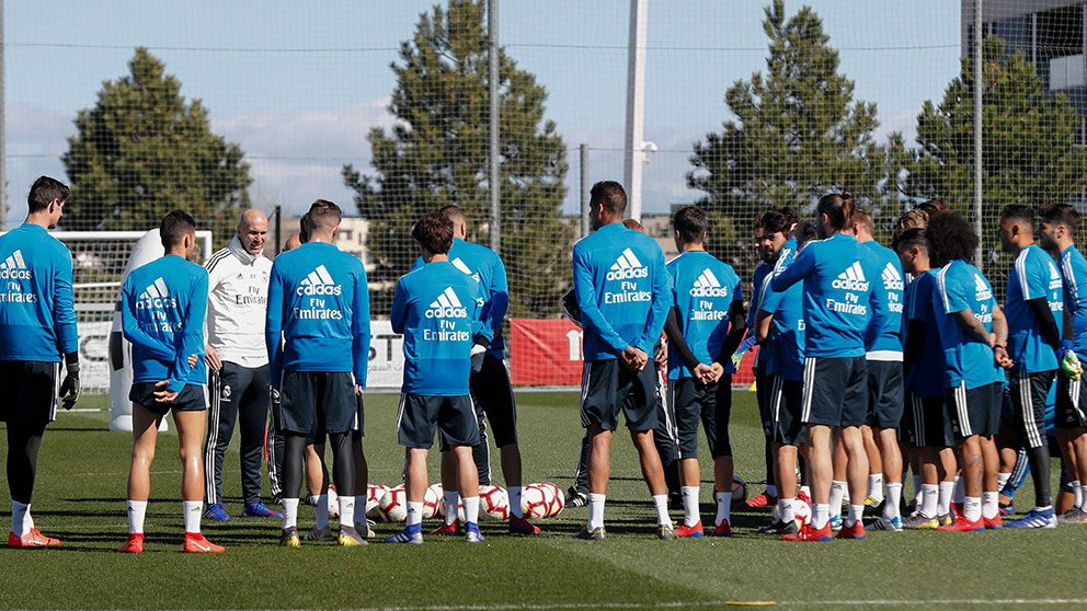 Zidane conversa con sus jugadores en el primer entrenamiento al frente del Real Madrid. (RealMadrid)