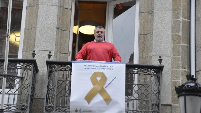 a las 11,00 horas de este jueves en el balcón de la sede colegial coruñesa se desplegó una pancarta con el hashtag #StopAgresiones con motivo del Día Nacional contra las Agresiones en el Ámbito Sanitario.