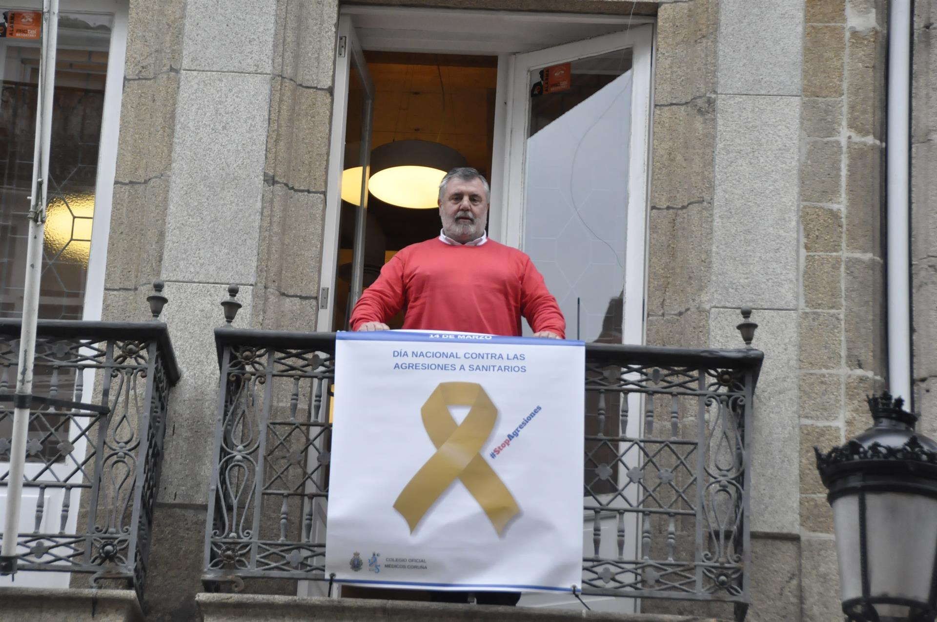 a las 11,00 horas de este jueves en el balcón de la sede colegial coruñesa se desplegó una pancarta con el hashtag #StopAgresiones  con motivo del Día Nacional contra las Agresiones en el Ámbito Sanitario.
