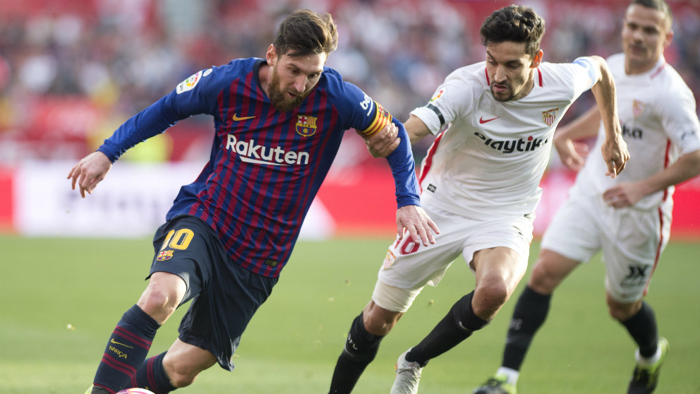 Jesús Navas agarra a Messi (AFP)