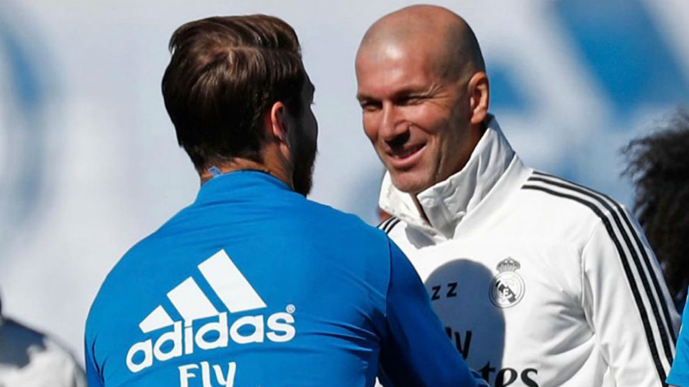 Sergio Ramos y Zinedine Zidane se saludan antes del entrenamiento. (Real Madrid)