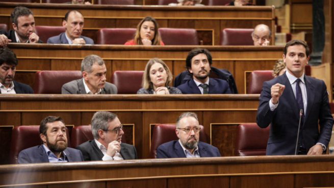 El líder de Ciudadanos, Albert Rivera, y su bancada en un Pleno de esta legislatura. (Foto: Ciudadanos)