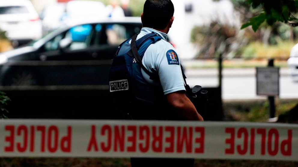 Un policía custodia el perímetro en torno al lugar donde se ha producido el atentado racista en Nueva Zelanda. Foto: AFP