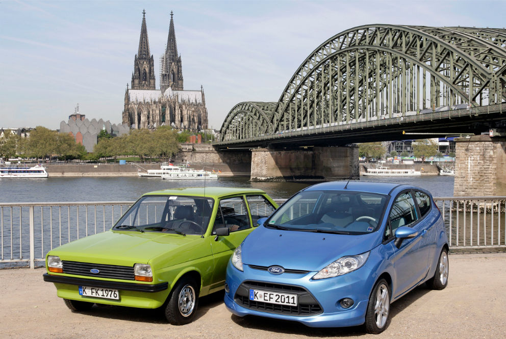 Modelos de Ford clásicos y modernos junto al Rhin en la ciudad de Colonia