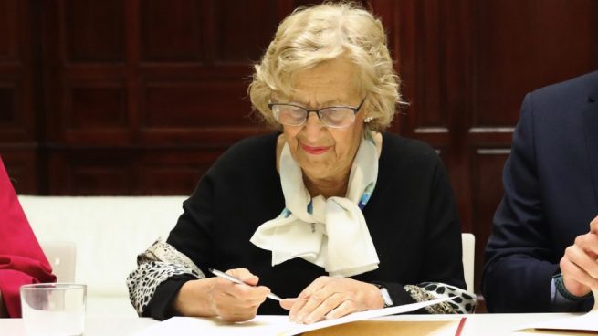Manuela Carmena firmando un acuerdo. (Foto. Madrid)