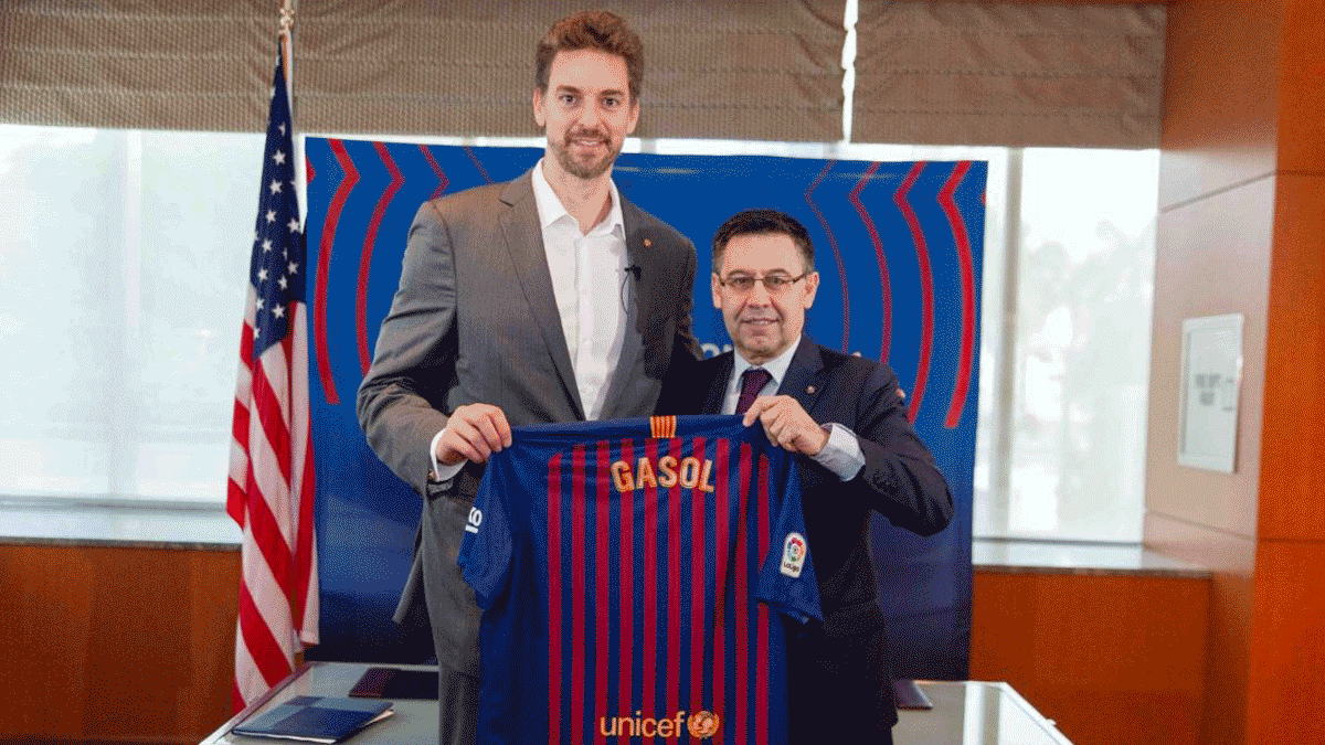 Pau Gasol posa con una camiseta del Barça.