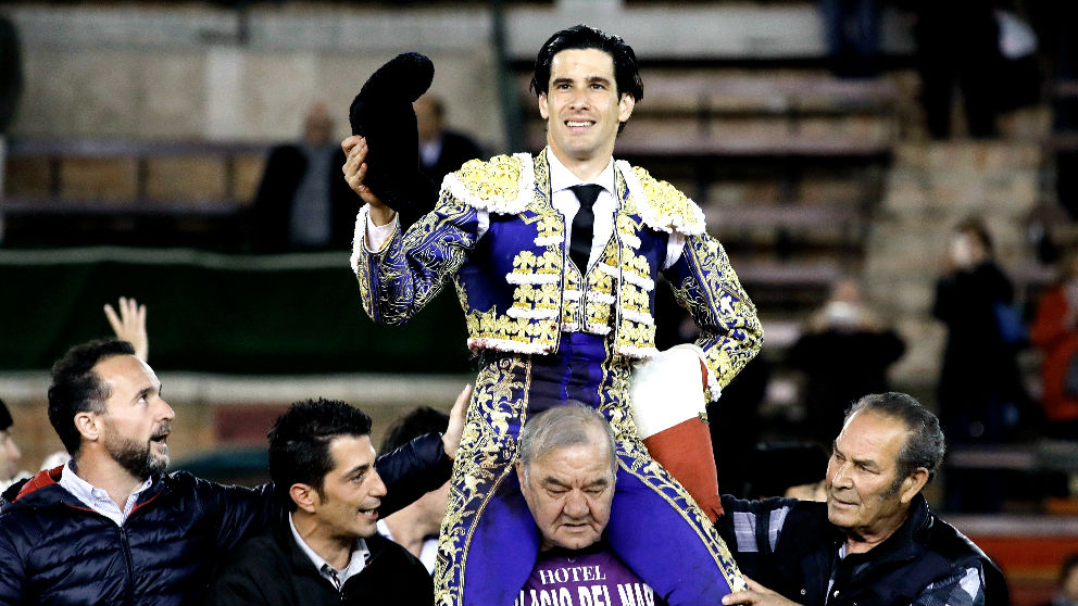 López Simón saliendo a hombros, este jueves en Valencia (Foto: EFE).