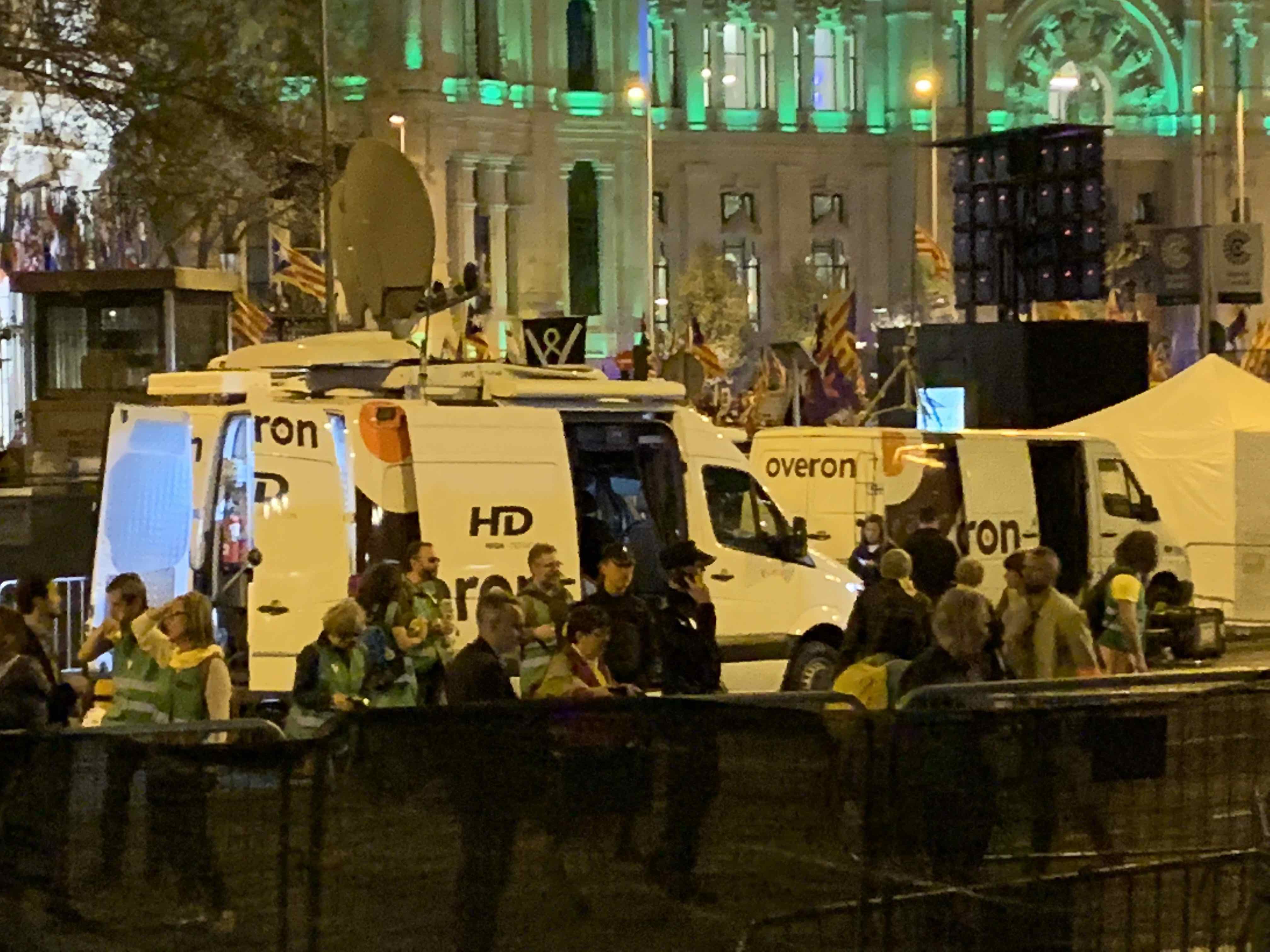 Las unidades móviles de Roures, en el escenario de la manifestación