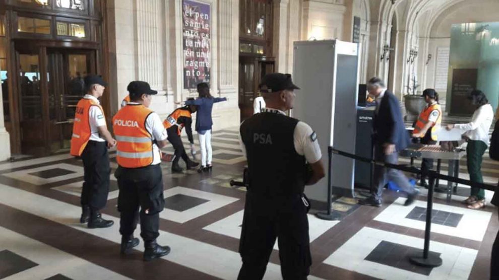 Policía aeroportuaria argentina.