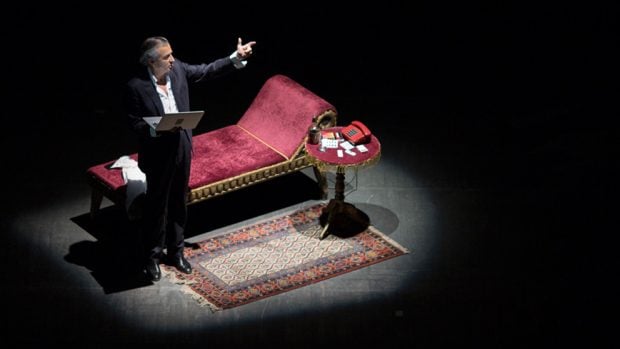 El filósofo francés Bernard-Henri Lévy durante una de las funciones de su espectáculo 'Looking for Europe'.