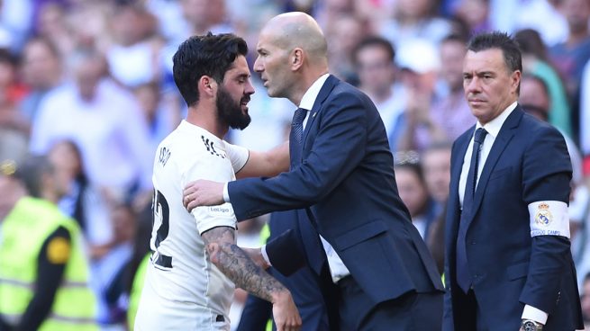 Zidane e Isco se saludan tras la sustitución del malagueño (Getty).