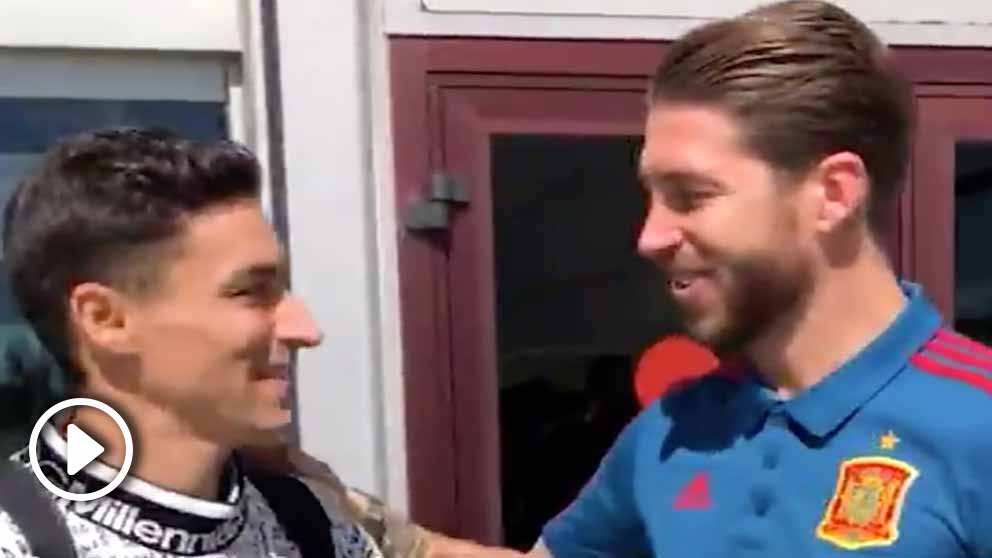 Jesús Navas y Sergio Ramos se saludan en Las Rozas.