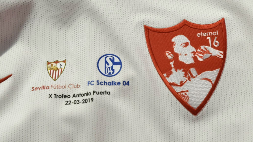 Camiseta conmemorativa del X Trofeo Antonio Puerta. (Sevillafc.es)