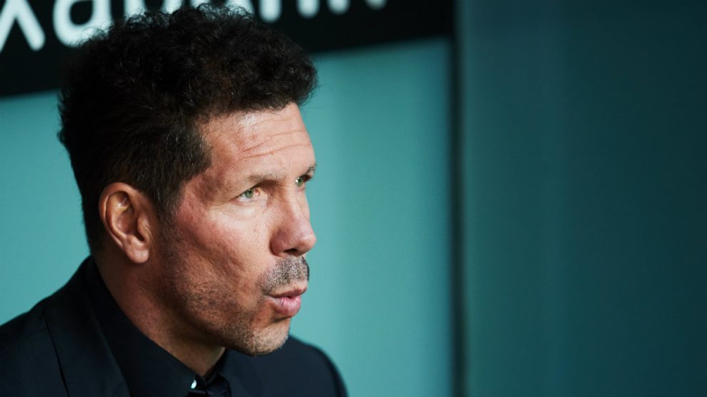 Simeone en el banquillo de San Mamés, en el partido ante el Athletic (Getty).